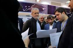 بازدید رئیس‌جمهور از غرفه سازمان خصوصی‌سازی در نمایشگاه «پیشگامان پیشرفت»